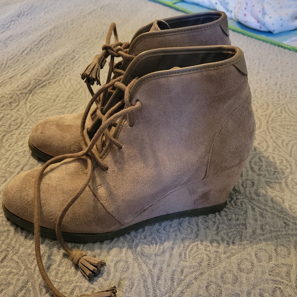 Woman's madden girl size 8 brown suede wedge booties